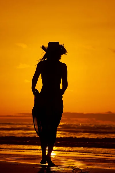 Jonge Vrouw Silhouet Het Strand Zomer Zonsondergang Licht — Stockfoto