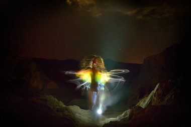 Genç kadın siluet geceleri - uzun pozlama görüntü açık dans