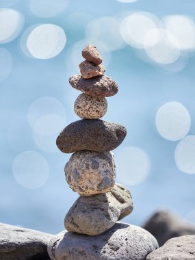 Sahilde - antik ayin için iyi bir servet ve refah taş yığını