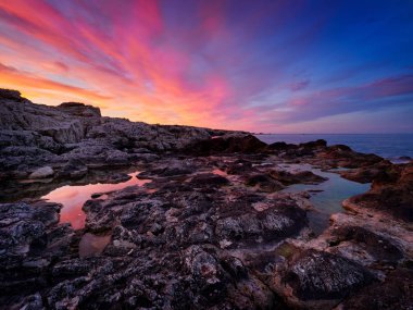 Gündoğumu Karadeniz sahilinde görünümünü