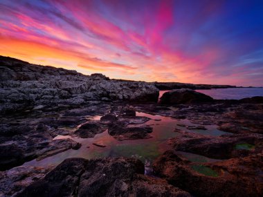 Gündoğumu Karadeniz sahilinde görünümünü