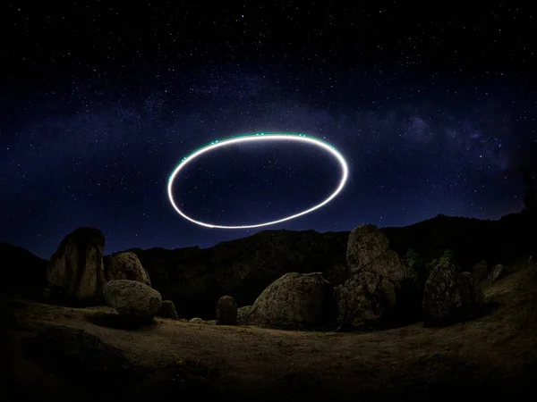 Paisaje Nocturno Con Vía Láctea Sobre Viejas Montañas Dobrogea Rumania — Foto de Stock