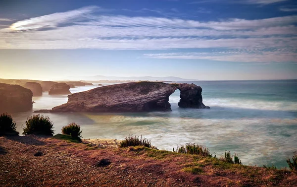 Prachtige Zonsondergang Stenen Bogen Playa Las Catedrales Tijdens Instroom Galicië — Stockfoto