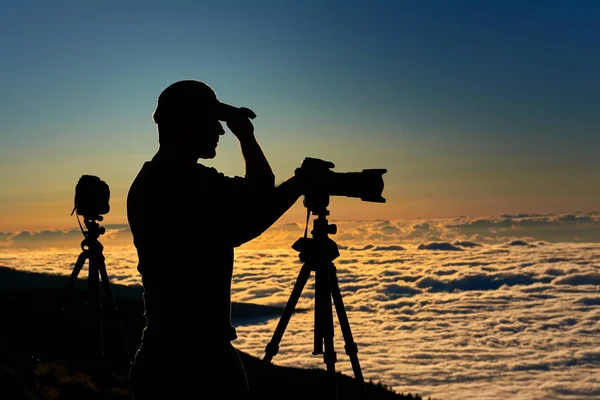 Gün Batımında Çekim Yüksek Dağı Nda Fotoğrafçı Siluet — Stok fotoğraf