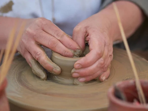 Bayan Potter Bir Kase Potters Tekerlek Üzerinde Oluşturma — Stok fotoğraf