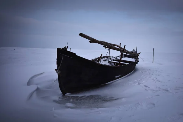 Gefrorenes Boot Auf Dem See Winter — Stockfoto