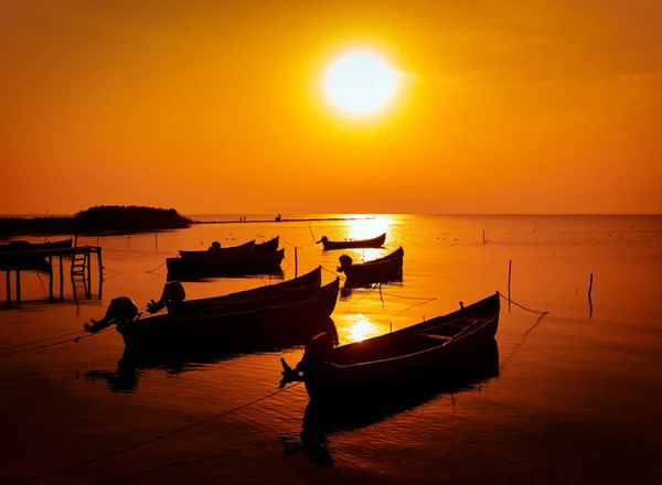 Schöner Sonnenuntergang Über Dem Wasser Und Silhouette Des Fischerbootes — Stockfoto
