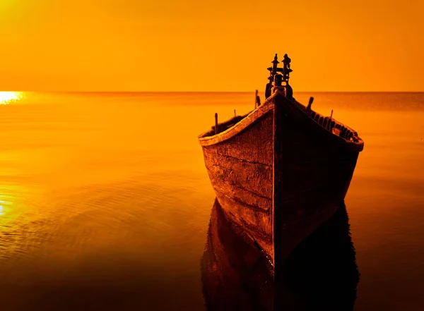 Krásný Západ Slunce Nad Vodou Silueta Rybářského Člunu — Stock fotografie