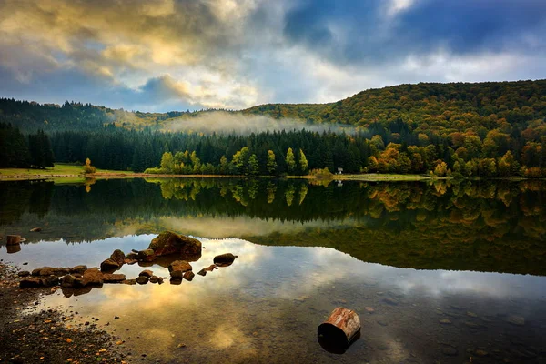 Podzimní Krajina Horách Stromy Odrážejícími Vodě Jezera Svaté Anny Rumunsko — Stock fotografie