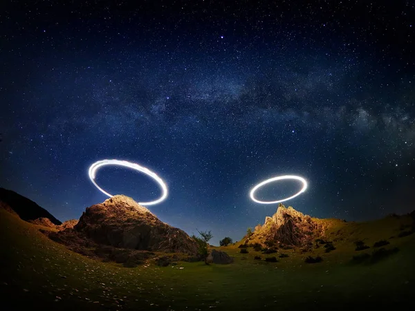 Paisaje Nocturno Con Vía Láctea Sobre Viejas Montañas Dobrogea Rumania — Foto de Stock