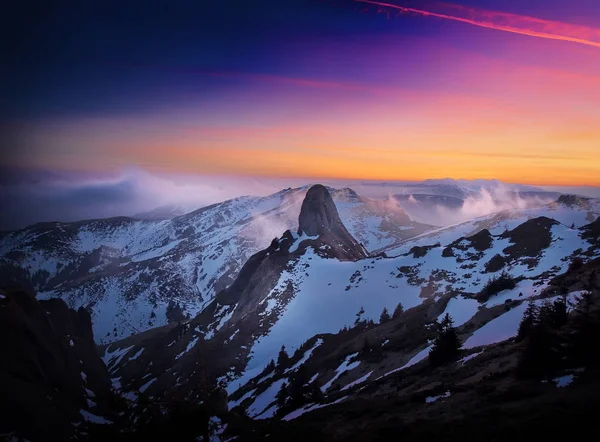 Majestuosa Puesta Sol Paisaje Las Montañas Invierno — Foto de Stock