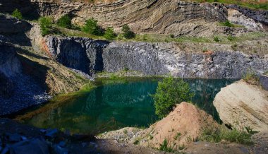 Romanya 'nın Racos kentindeki eski volkan kraterinin yansımasıyla göl