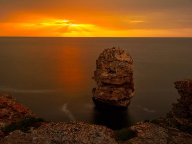 Gündoğumu Karadeniz sahilinde görünümünü