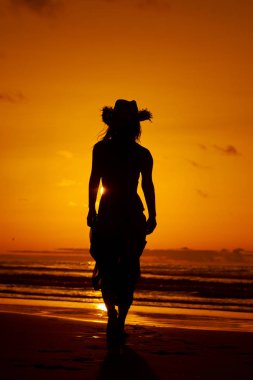 genç bir kadın silueti sahilde günbatımı yaz ışık