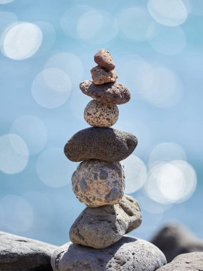 Sahilde - antik ayin için iyi bir servet ve refah taş yığını