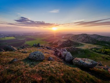 gün batımı/güneşin doğuşu - Tutuiatu görünümü, Dobrogea, Romanya - havadan görünümü manzara