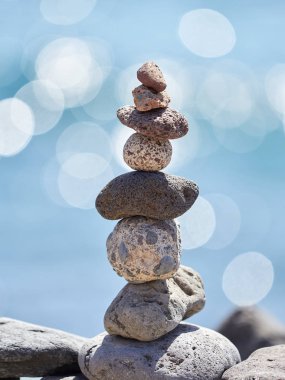 Sahilde - antik ayin için iyi bir servet ve refah taş yığını