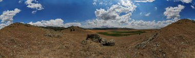 panoramik bahar ve bulutlu gökyüzü, Dobrogea, Romanya