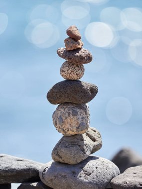 Sahilde - antik ayin için iyi bir servet ve refah taş yığını