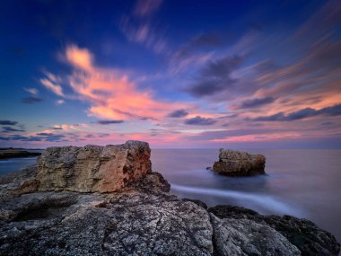 Gündoğumu Karadeniz sahilinde görünümünü