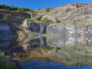 Romanya 'nın Racos kentindeki eski volkan kraterinin yansımasıyla göl