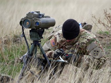 Galati, Romanya - 20 Nisan 2017: askerler Smardan Çokgen Galati County, Romanya Adalet kartal askeri tatbikat sırasında Amerikan ve Romanya; 20 Nisan 2017