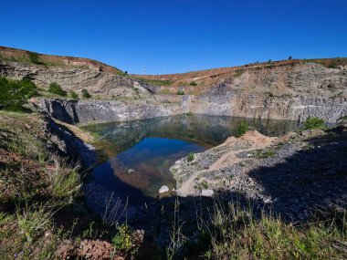 Romanya 'nın Racos kentindeki eski volkan kraterinin yansımasıyla göl