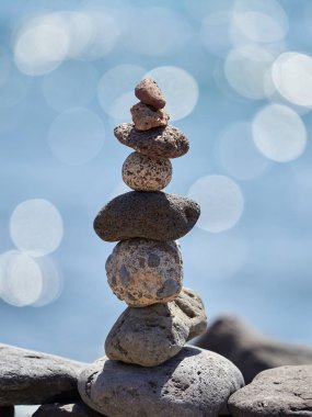 Sahilde - antik ayin için iyi bir servet ve refah taş yığını