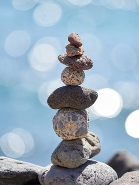 Sahilde - antik ayin için iyi bir servet ve refah taş yığını