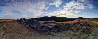 panoramik bahar ve bulutlu gökyüzü, Dobrogea, Romanya