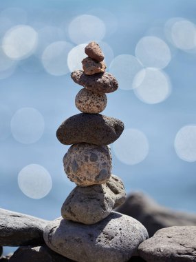 Sahilde - antik ayin için iyi bir servet ve refah taş yığını