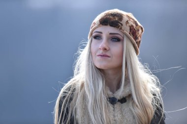 genç güzel kadın portre Kışın açık