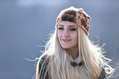 genç güzel kadın portre Kışın açık