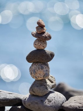 Sahilde - antik ayin için iyi bir servet ve refah taş yığını