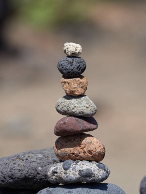 Sahilde - antik ayin için iyi bir servet ve refah taş yığını