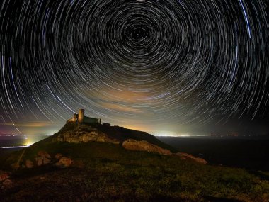 startrails ve eski Enisala kale, Dobrogea, Romanya silueti ile gece güzel gökyüzü