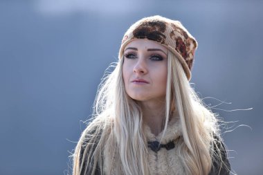 genç güzel kadın portre Kışın açık