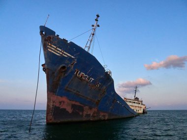 gün batımında terk edilmiş gemi enkazı Sulina, Romanya 