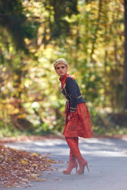 Sonbahar ormandaki güzel zarif bir sarışın kadın