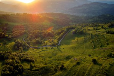 Güzel dağ manzarası ile freah yeşil bitki örtüsü, Dumesti, Alba İlçesi, Romanya - havadan görünümü