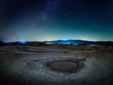 çamurlu volkanlar çarpıcı gece gökyüzünün altında Buzau İlçesi, Romanya ile manzara 