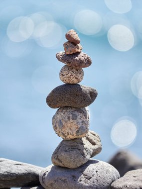 Sahilde - antik ayin için iyi bir servet ve refah taş yığını