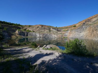 Romanya 'nın Racos kentindeki eski volkan kraterinin yansımasıyla göl