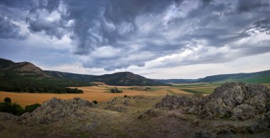 panoramik bahar ve bulutlu gökyüzü, Dobrogea, Romanya