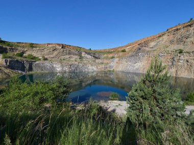 Romanya 'nın Racos kentindeki eski volkan kraterinin yansımasıyla göl