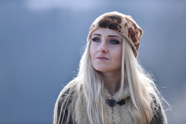 genç güzel kadın portre Kışın açık