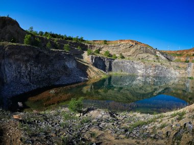 Romanya 'nın Racos kentindeki eski volkan kraterinin yansımasıyla göl