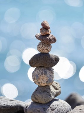 Sahilde - antik ayin için iyi bir servet ve refah taş yığını