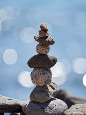 Sahilde - antik ayin için iyi bir servet ve refah taş yığını