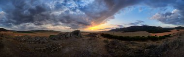 panoramik bahar ve bulutlu gökyüzü, Dobrogea, Romanya